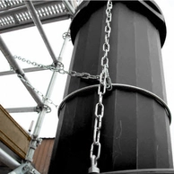 Schake grandinė su kabliais ir kilpomis statybinių atliekų latakui